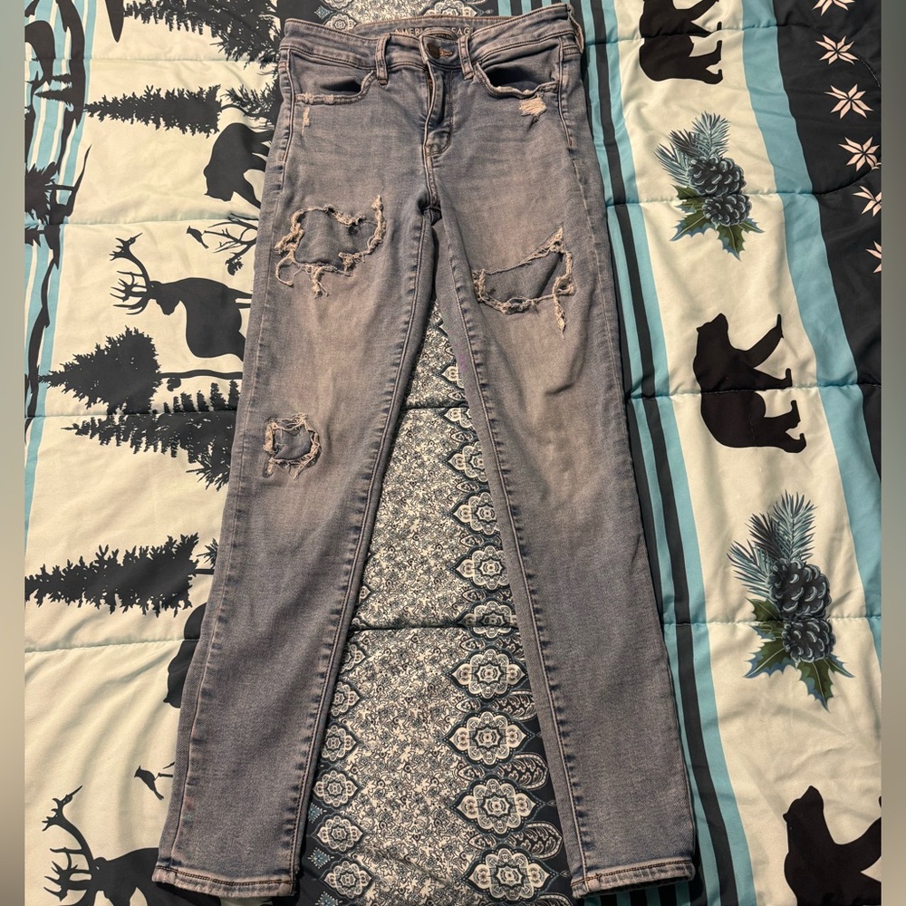 American Eagle Outfitters Distressed Skinny Jeans Light Blue, Size 4.